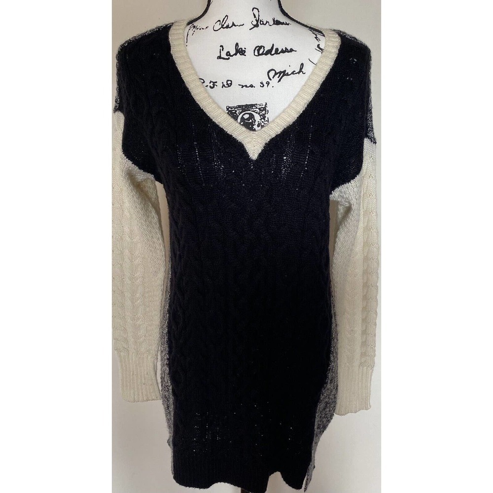 Women’s Signature Studio Size Small V-Neck Sweater BoHo Long Sleeve Black/Cream